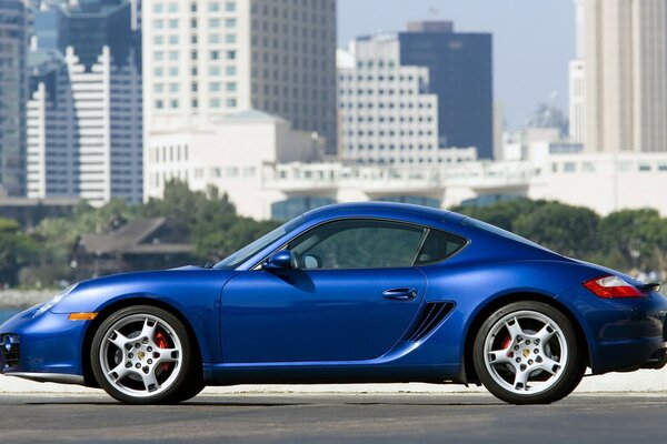 Porsche bleu GTS petite et confortable voiture pour la ville