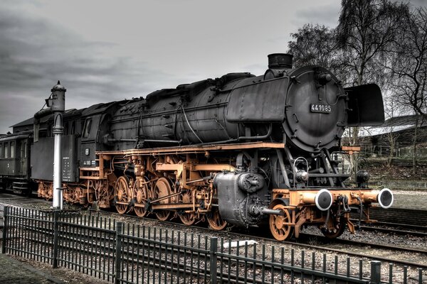 Monumento de locomotora antigua en rieles