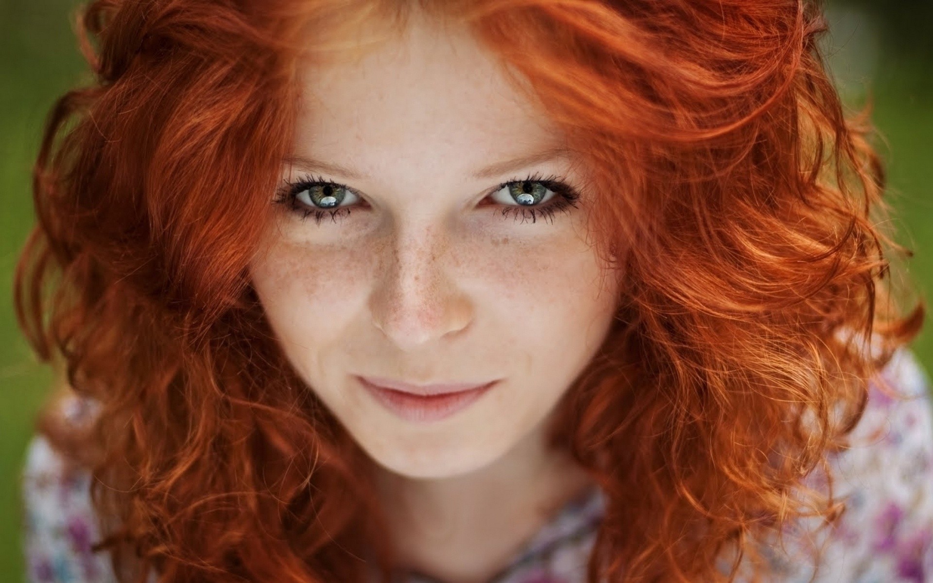 ragazza lentiggini capelli vista rosso