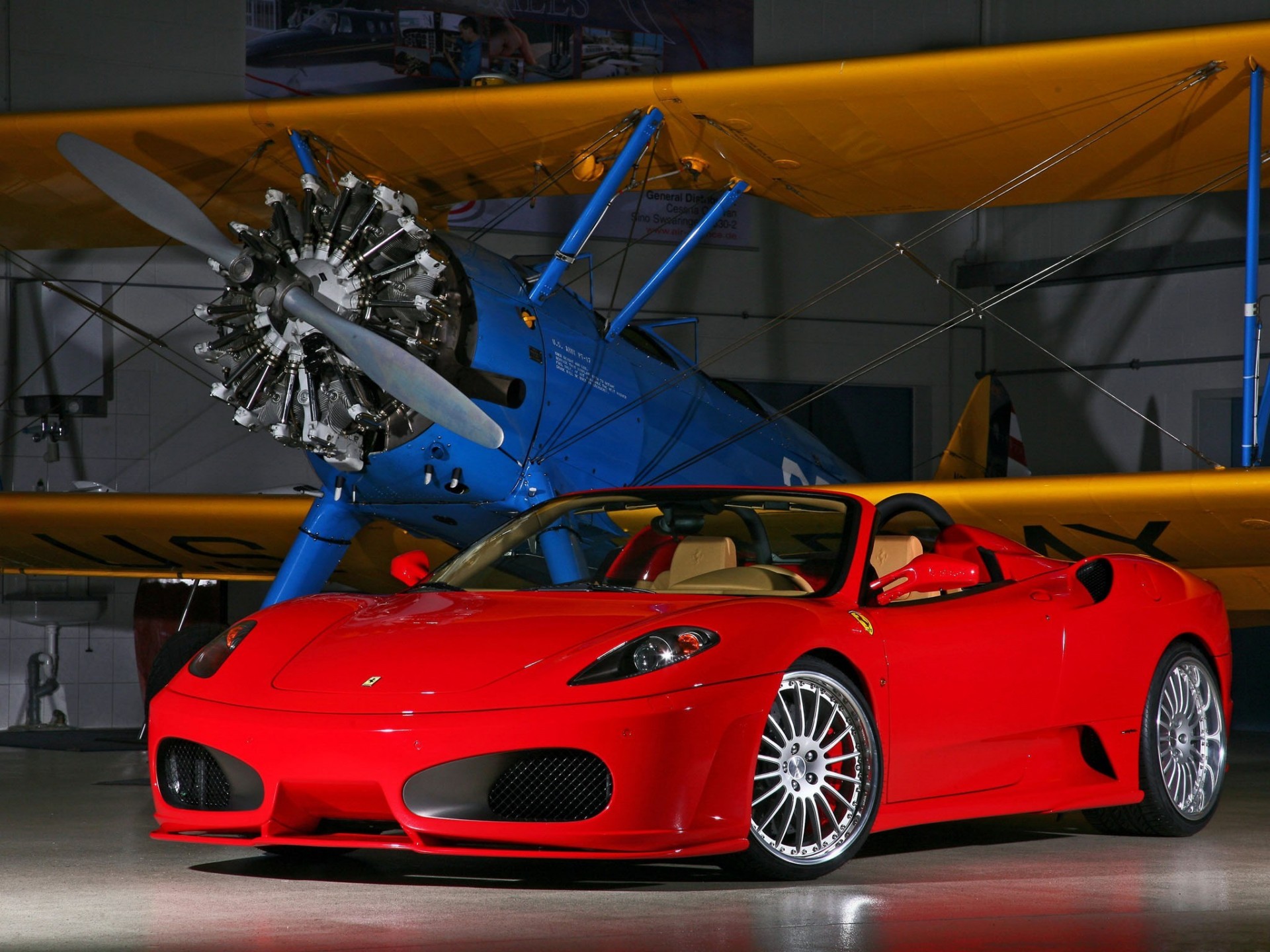 ferari avión hangar