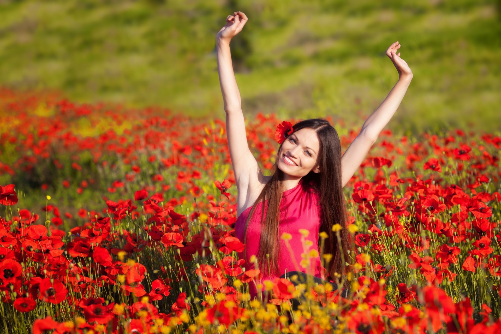 pantalla ancha positivo alegría chica estado de ánimo fondo pantalla completa rojo morena manos campo flores. florecitos