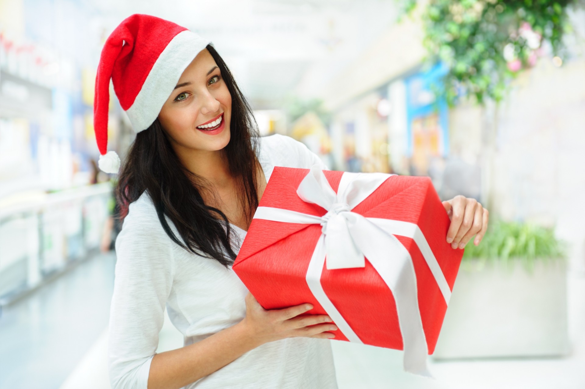 ragazza nuovo anno vista bruna nastro uniforme fanciulla di neve regalo scatola