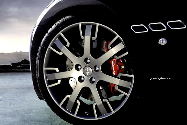 Spectaculaire roue de Maserati gros plan