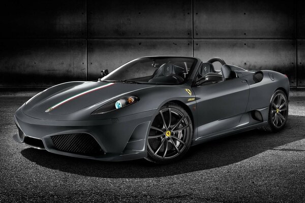 Ferrari clase deportiva gris
