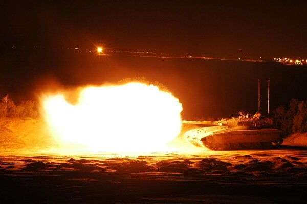 Fuego de un tanque por la noche