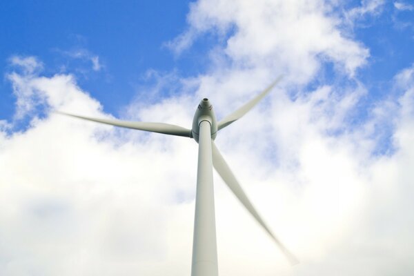 Éolienne énergétique sur fond de ciel nuageux