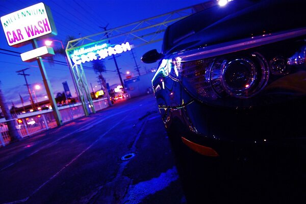 Una bella macchina guida su una pista al neon