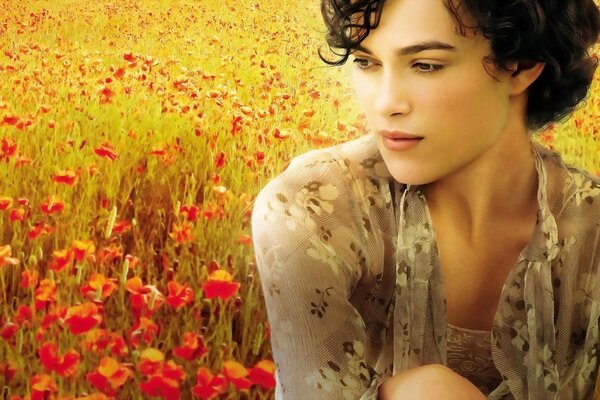 Keira Knightley en el campo de amapola