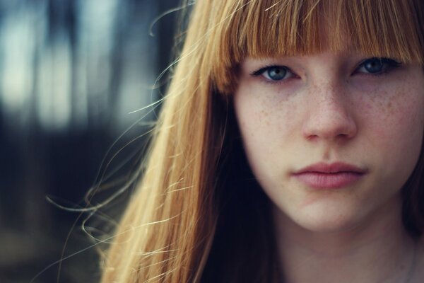 Las pecas en la cara de la chica son muy lindas