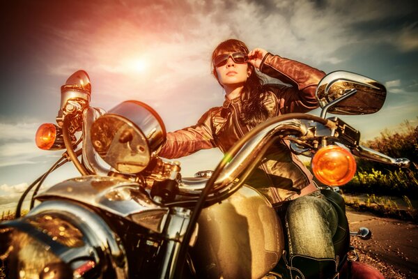 Chica en moto con gafas