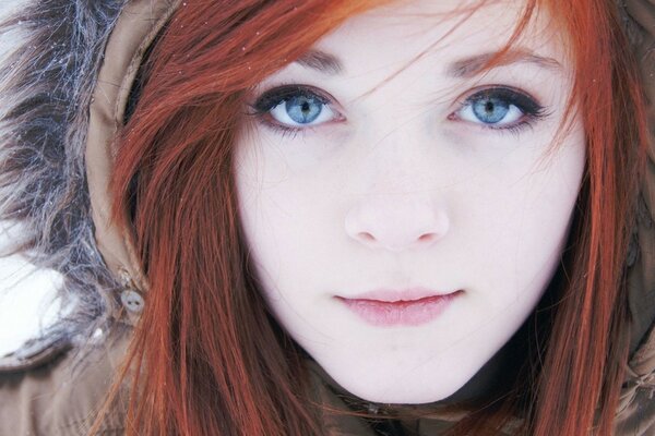 Redhead ragazza con gli occhi grigi incappucciati