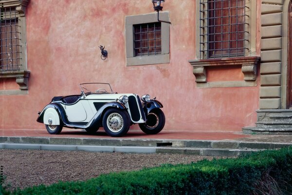 BMW clásico cerca de la casa antigua