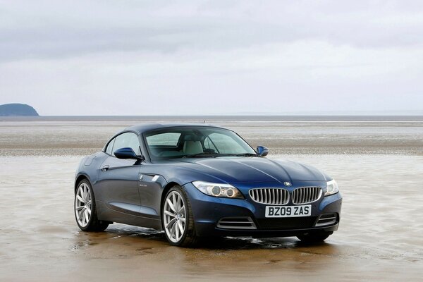 Voiture BMW sur le sable où elle et place