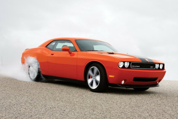 Dérive d une voiture challenger orange