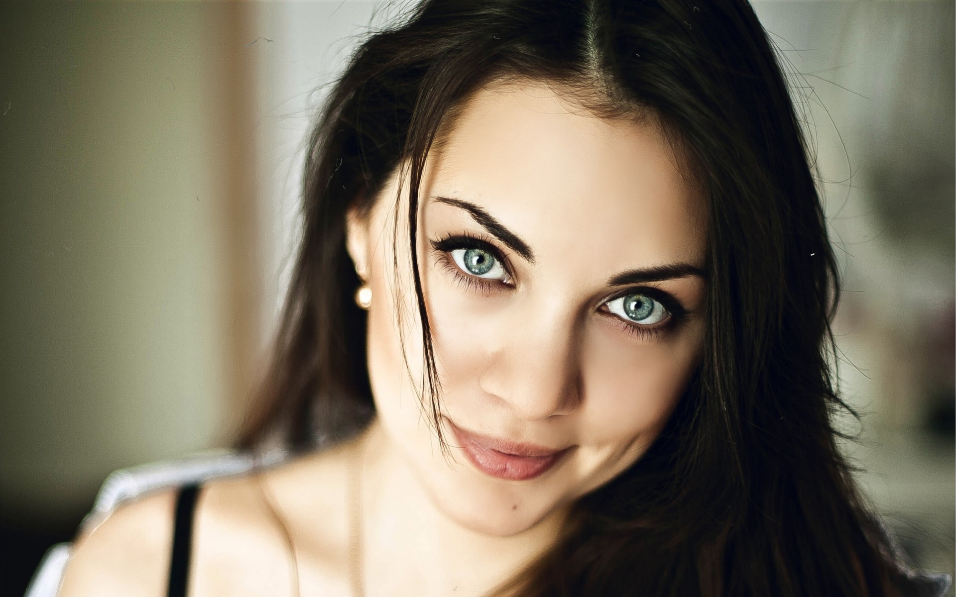 a woman girl brunette grey close up face