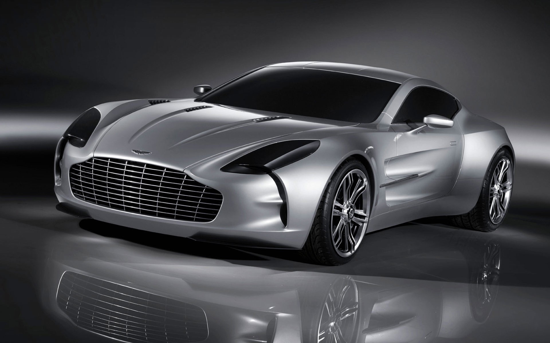 aston martin un 77 argento riflessione