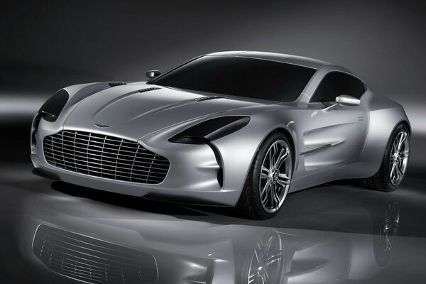 Aston Martin argenté avec son propre reflet sur le sol