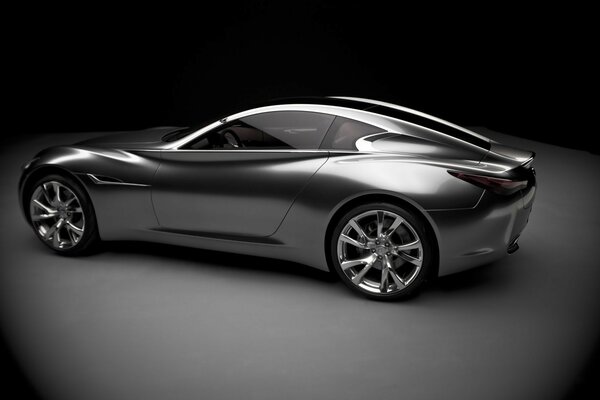 Concept car argento vista laterale. In mostra