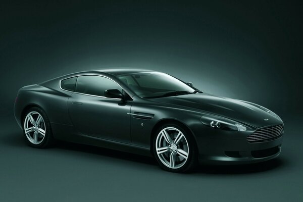 Aston Martin en couleur graphite