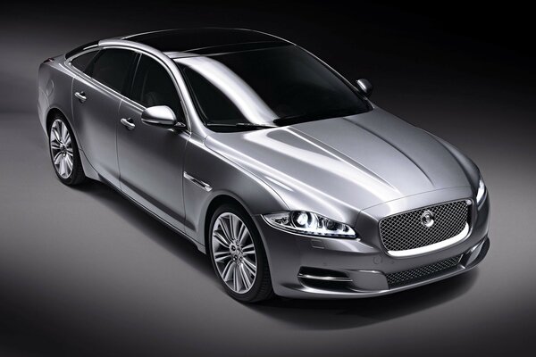 Jaguar, modelo xj color plata sobre fondo gris