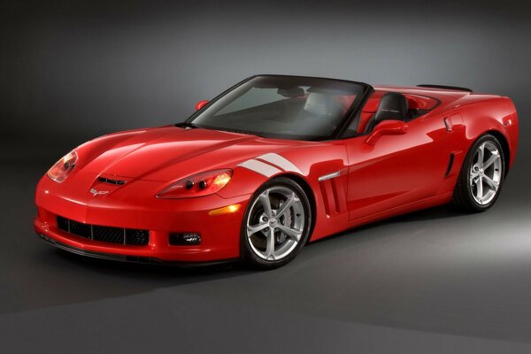 Corvette rouge Chevrolet sur fond gris