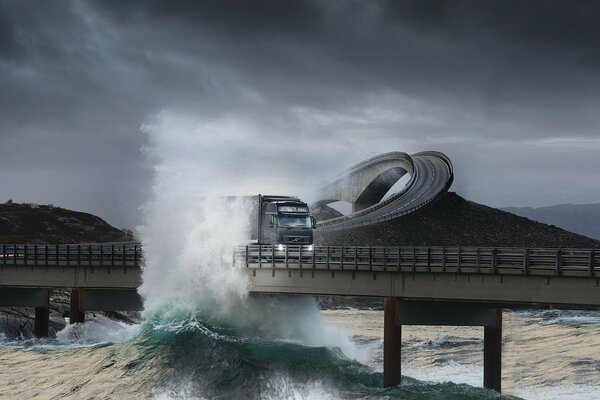 Un camion couvert par une vague sur un viaduc