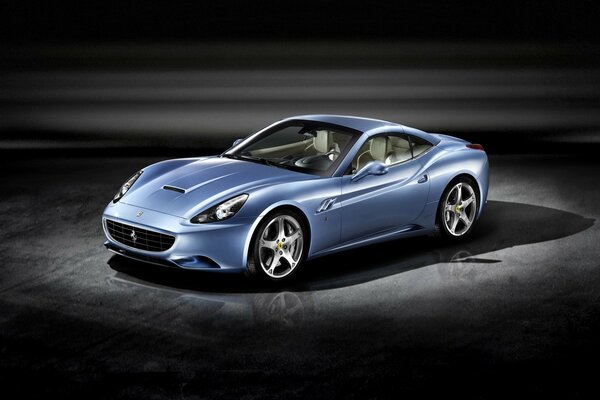 Azul ferrari California sobre un fondo muy oscuro