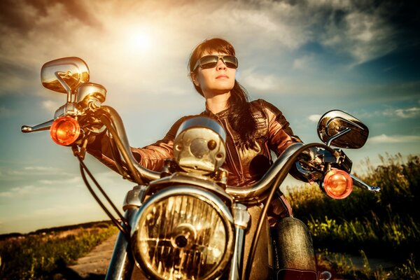 Mädchen auf einem Motorrad mit Sonnenbrille