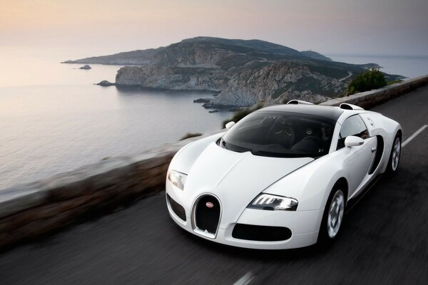 Bugatti bianco che corre verso il mare sulla strada