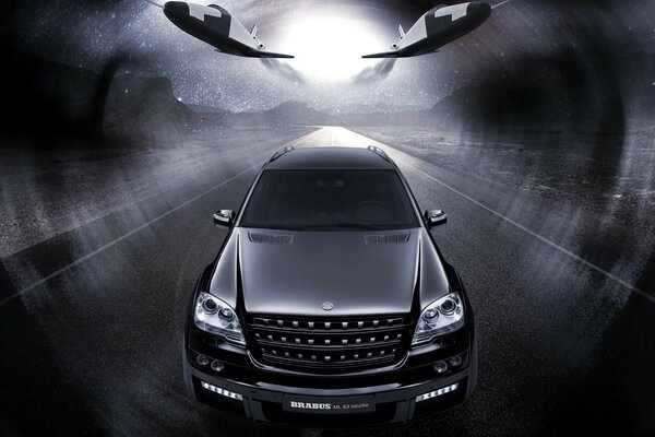 Mercedes benz ML63 SUV negro conduce en la carretera nocturna