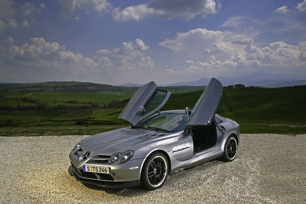 Die Türen dieses Mercedes blicken in die Wolken. Anruf angenommen... Wer ist schneller