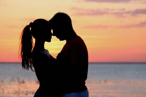 Amoureux de la jeune fille et son petit homme au coucher du soleil