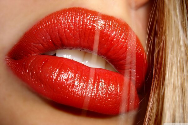 Roter Lippenstift auf sexy Lippen