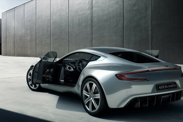 Aston martin argenté a l air cool