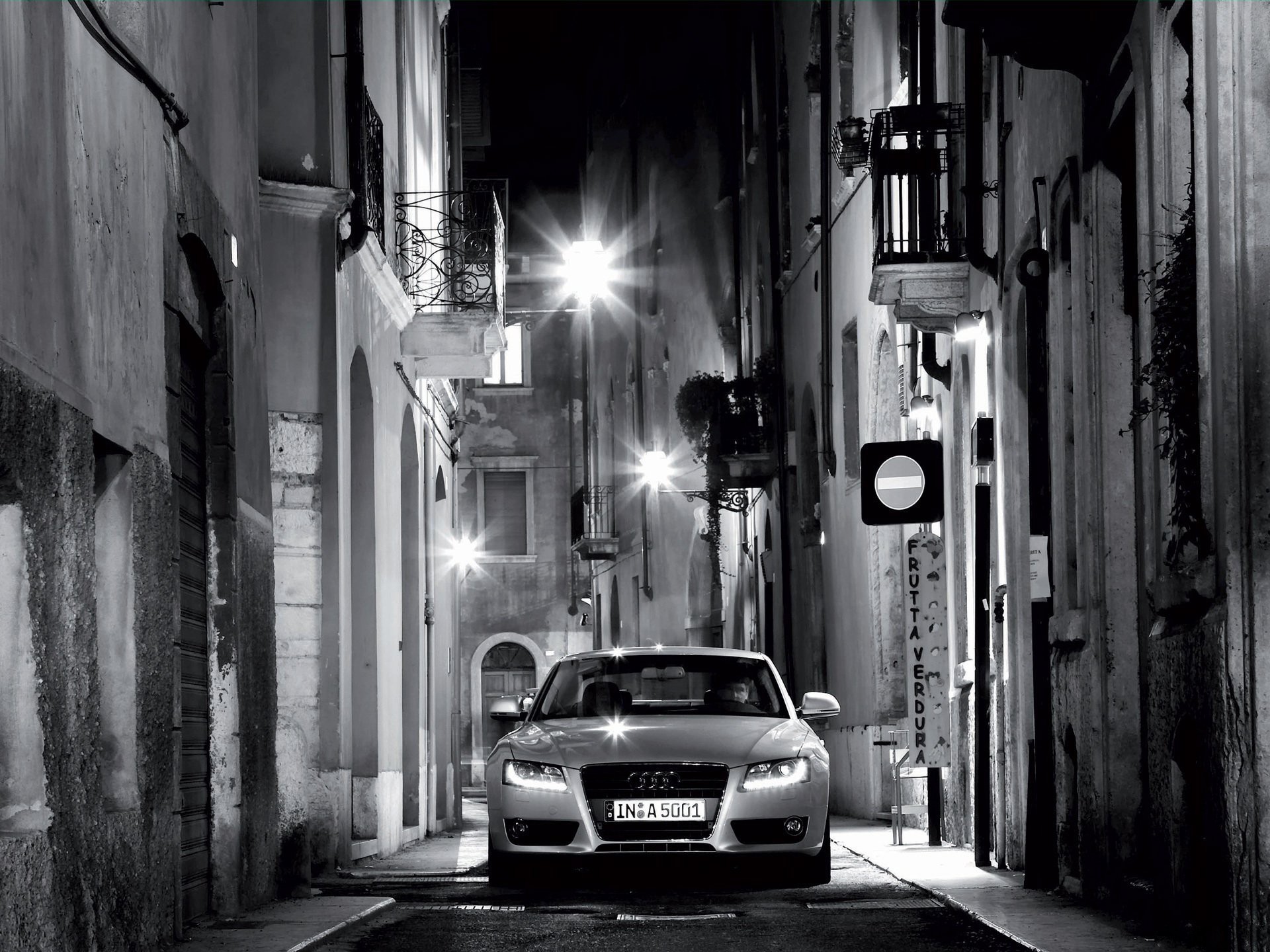 audi notte strada luci bianco e nero