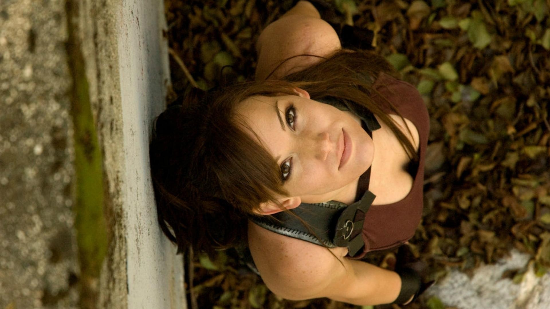 frau lara croft mädchen brünette cosplay grau makro gesicht