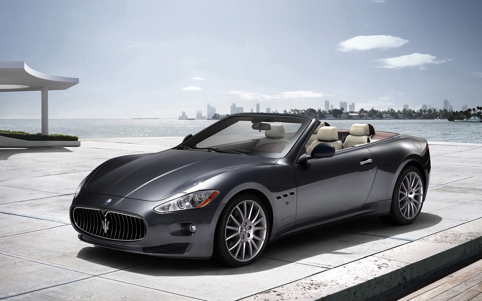 maserati cabrio meer