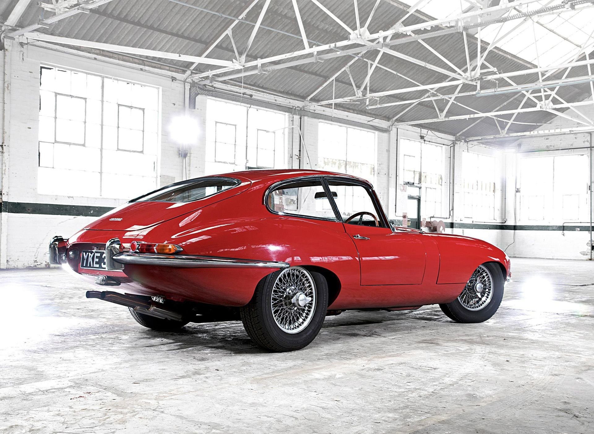 jaguar e-type ретро красный гараж