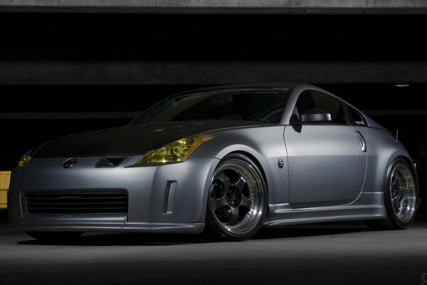 Dorgo Lee contenere un veicolo Nissan 350z