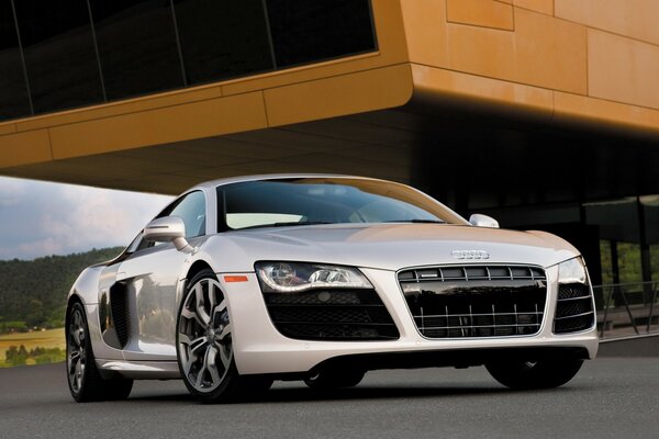 Un Audi R8 blanco recorre las calles de la ciudad