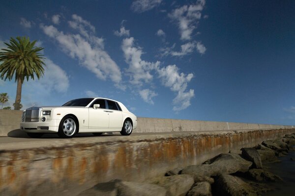 Rolls-royce phantom na moście pod błękitnym niebem