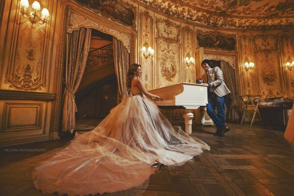 Couple au piano blanc