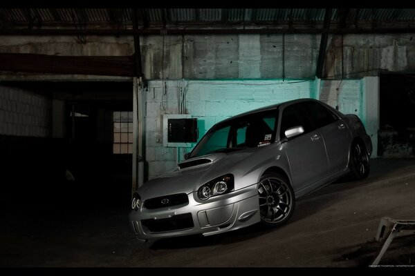 Subaru-Auto in einer Garage unter einer Neigung