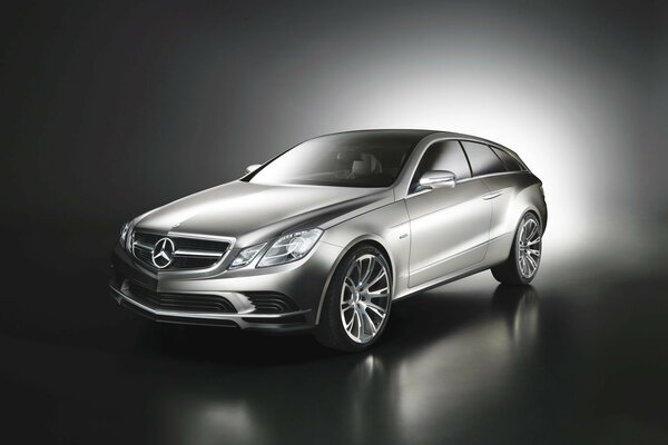Silber Mercedes-Benz auf grauem Hintergrund