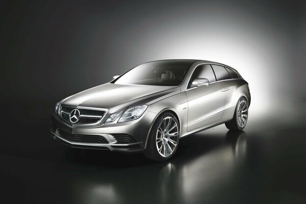 Mercedes-benz argent sur fond gris