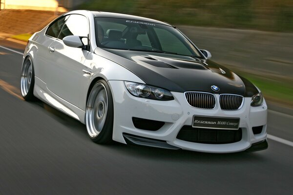 Coche de BMW m 3 color blanco y negro