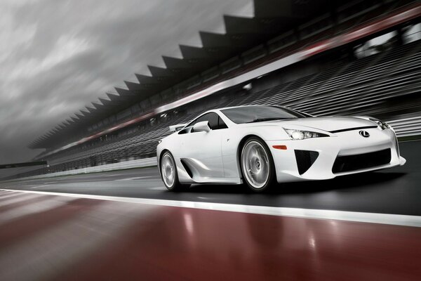 El lexus LFA blanco corre a toda velocidad