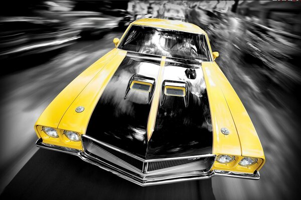 El coche amarillo corre a gran velocidad