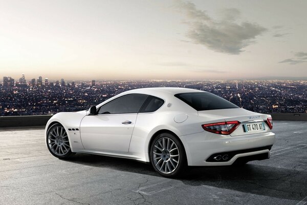 Maserati grandturismo blanc avec vue sur la ville