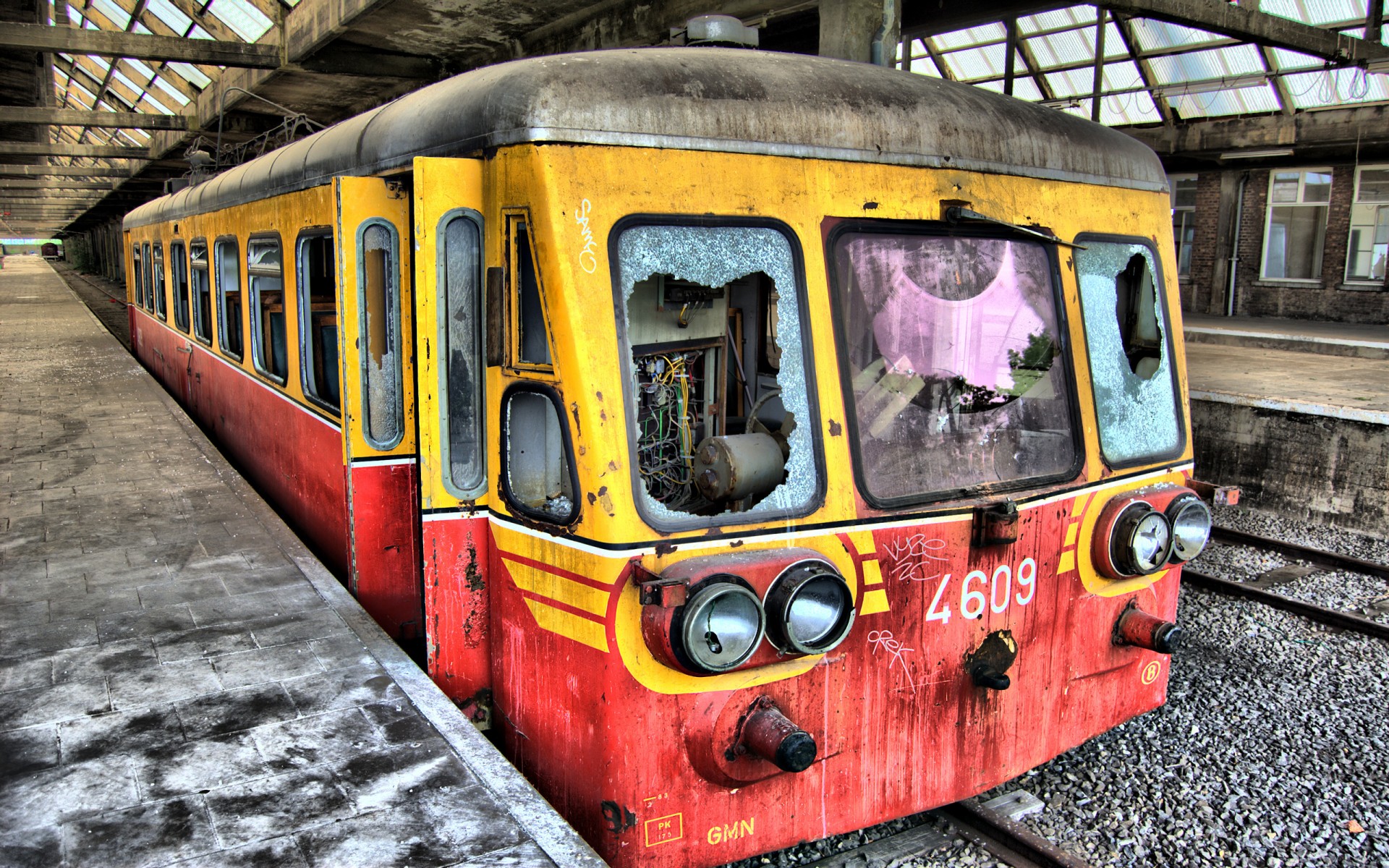 treno stazione peron rovina